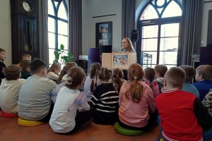 Drugoklasiści ze Szczytnik w bibliotece
