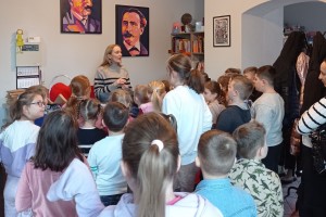 Drugoklasiści ze Szczytnik w bibliotece