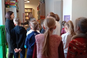 Drugoklasiści ze Szczytnik w bibliotece