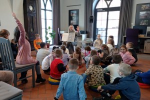 Drugoklasiści ze Szczytnik w bibliotece