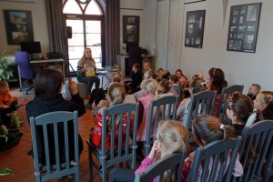 Drugoklasiści ze Szczytnik w bibliotece