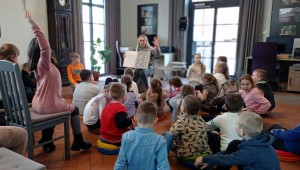 Drugoklasiści ze Szczytnik w bibliotece